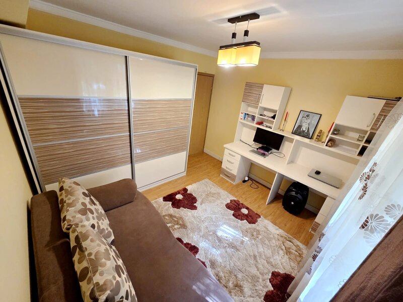 Tineretului, Oraselul Copiilor, apartament 4 camere 92 mp, parter.